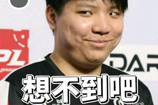 激动坏了，利物浦绝杀后卡拉格在演播室里疯狂庆祝